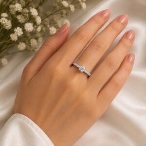 Solitaire ring with adjustable band engagement finger